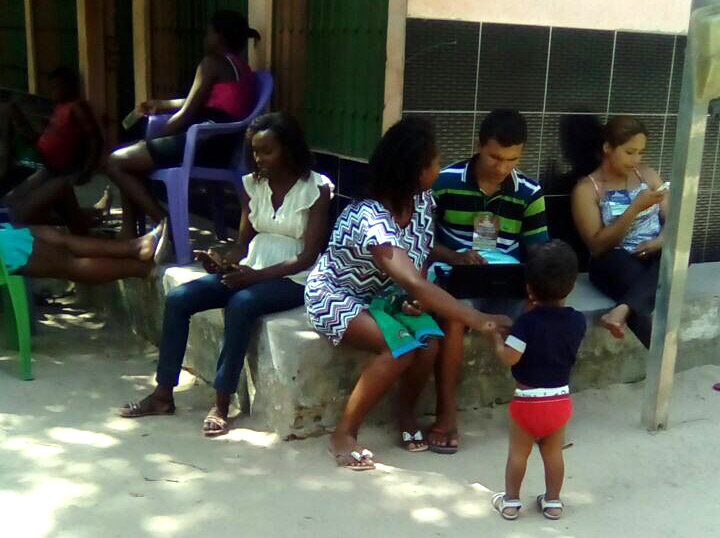 Uso do Wifi em Camaputiua (foto enviada pela comunidade)