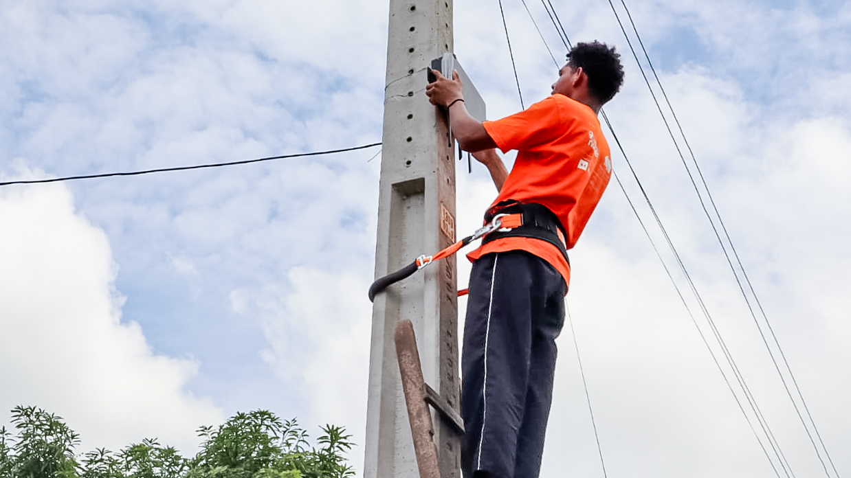 Jovem do projeto Territórios Resilientes e Conectados montando a rede