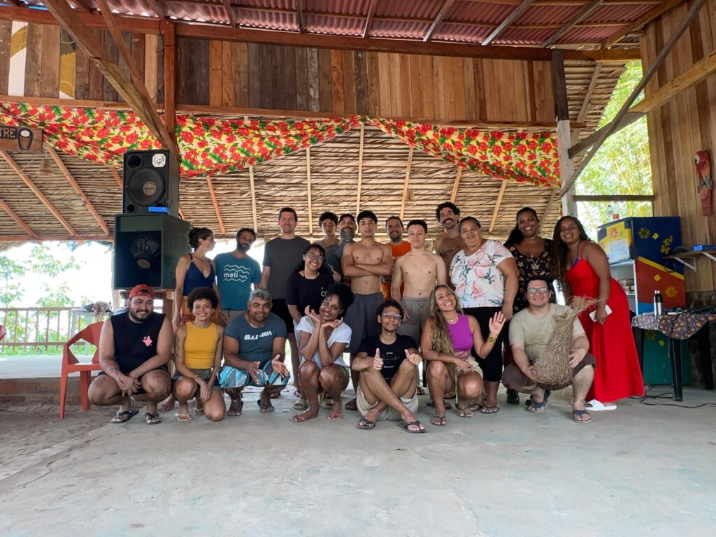Participantes de hackathon do Nupef na Ilha de Cotijuba reunidos em espaço comunitário.