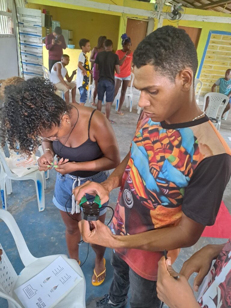 Jovens em aula sobre redes comunitárias